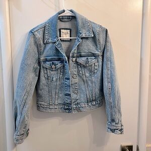 Abercrombie & Fitch Cropped Denim Jacket